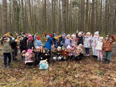 Choinka dla zwierząt - wycieczka do lasu przedszkolaków z Piąteczki